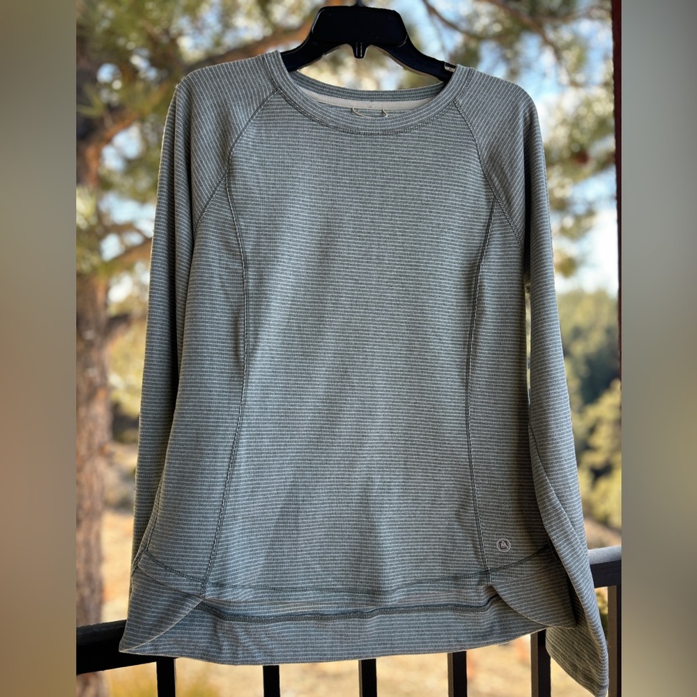 Avalanche Women's Gray Striped Sweatshirt. Large.